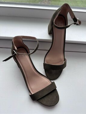 A new day Olive Suede Ankle Strap Block Heel Sandals size 9.5 wide